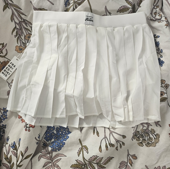 NWT Frankies Bikinis Windy Tennis Skirt in White - Picture 3 of 5